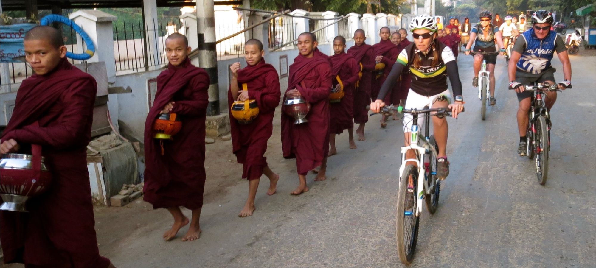 Sai Bat (morning alms)