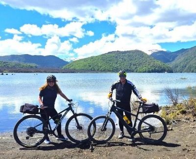 Marleen and Hans Verhagen Cycling on the  tour with redspokes