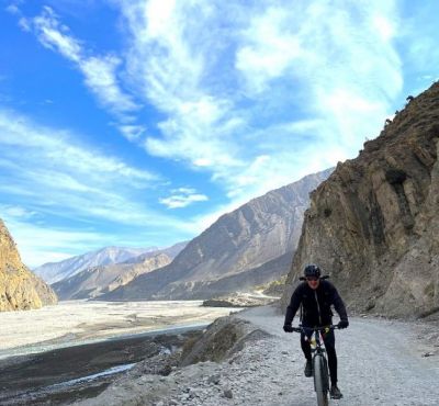 Peter  Dahlhus Cycling on the  tour with redspokes
