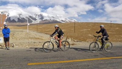 Sandra Groenewold Cycling on the  tour with redspokes